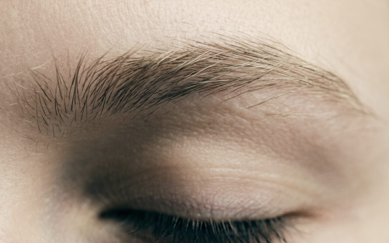 Brows before wax and tint service