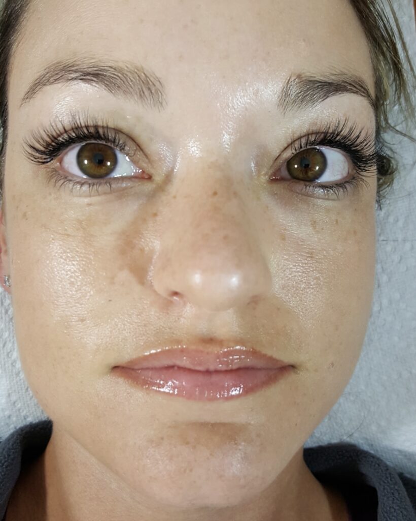 Client after a hybrid lash extension set