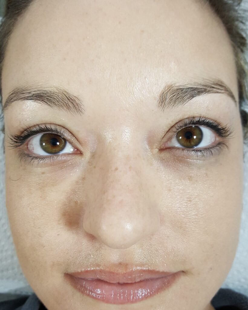 Client's natural lashes before a hybrid extension set