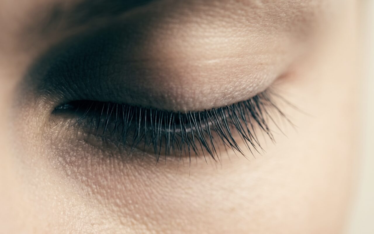 Lashes before outer corner lash lift